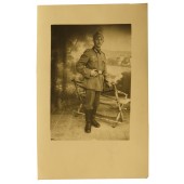 Infanterista della Wehrmacht con berretto da campo, casacca M36 e pantaloni con stivali lunghi
